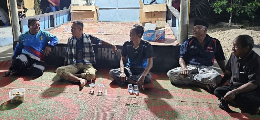 Camat Sentajo Raya Hevi H Antoni menyambangi pos ronda di Desa Geringging Baru, Rabu (10/9/2025) malam.