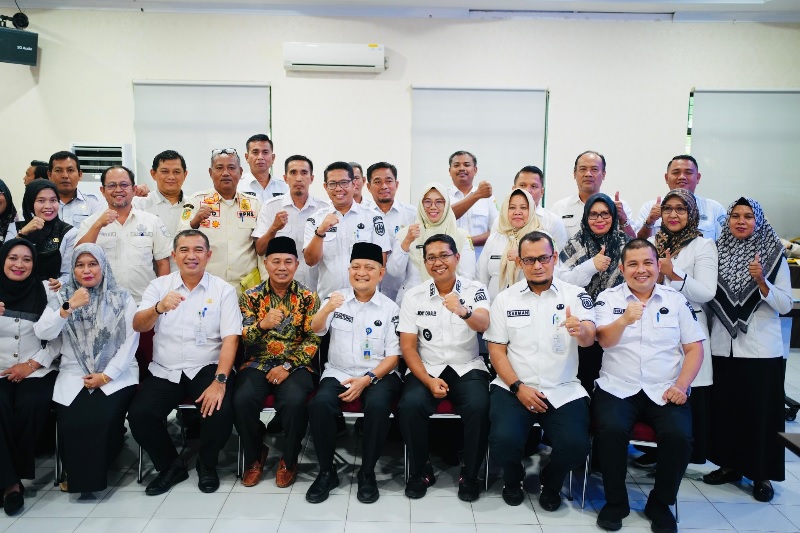 Wabup Rohil Jhony Charles didampingi Plt Kepala BPKAD H Sarman Syahroni,bersama sejumlah kepala/perwakilan OPD kabupaten Rohil dan pihak BPKAD Riau foto bersamausai rapat evaluasi yang dilaksanakan.