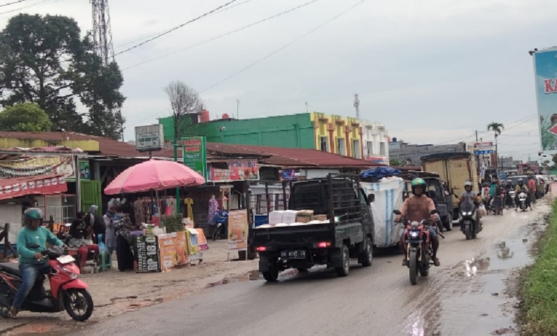Kendaraan terpaksa antre karena pemasangan box culvert di Jalan Suka Karya, Desa Tarai Bangun, Kecamatan Tambang, Kabupaten Kampar, Kamis (11/9/2025).