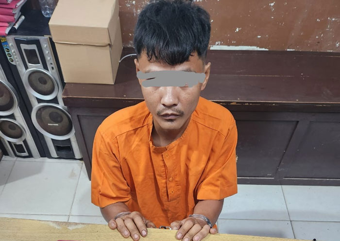 Al tersangka pengedar narkoba diamankan Polsek Ukui setelah dotangkap di kediamannya di Desa Air Hitam, Kecamatan Ukui, Kabupaten Pelalawan beserta barang bukti sabu-sabu, Kamis (11/9/2025) dini hari.