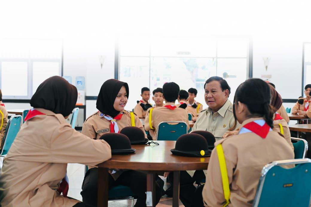 Presiden Prabowo Subianto duduk dan berdialog dengan siswa saat meninjau Sekolah Rakyat Menengah Atas Margaguna, Jakarta Selatan, Kamis (11/9/2025).