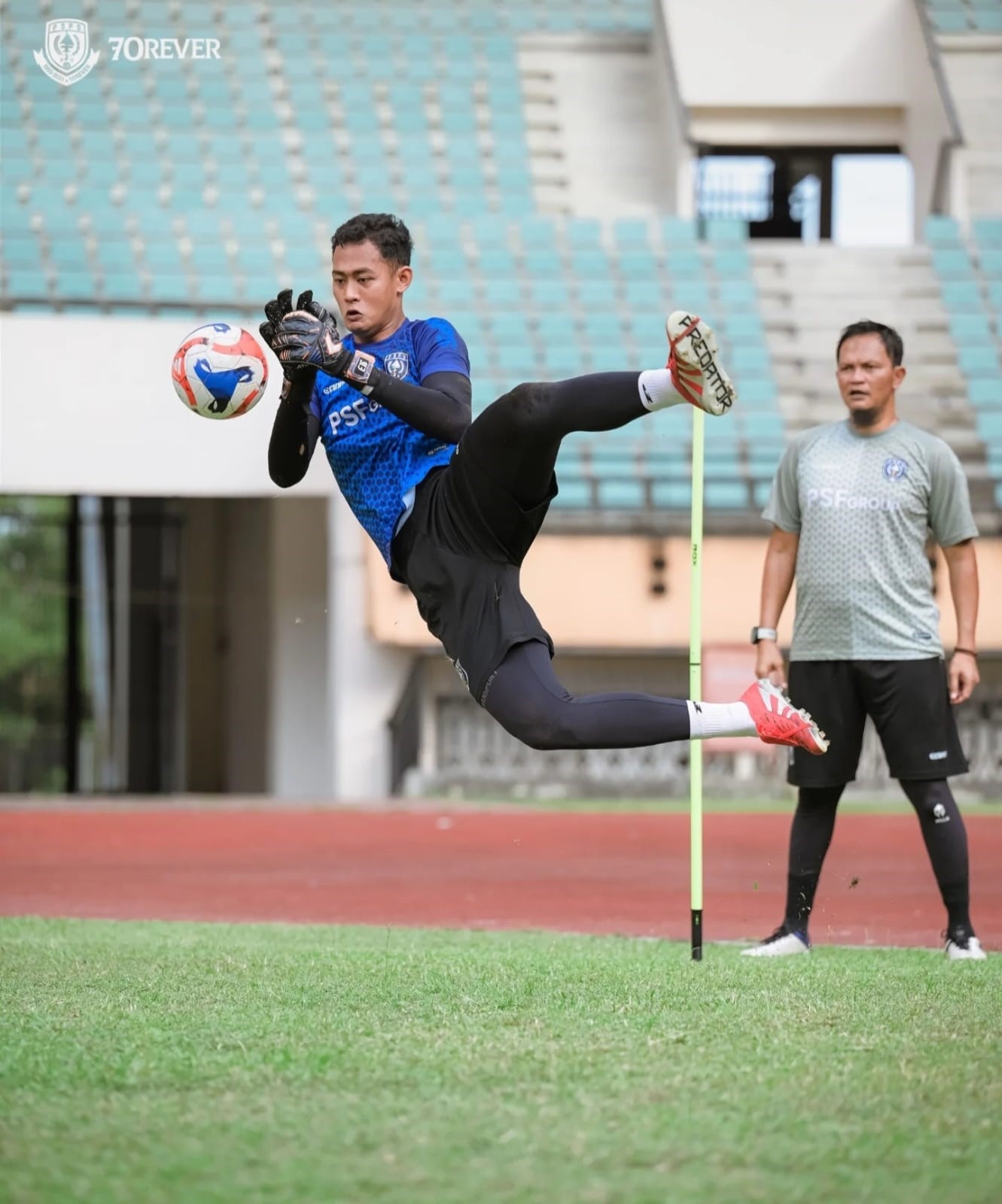 Kiper PSPS Erlangga Setyo menangkap bola saat latihan, beberapa hari lalu.