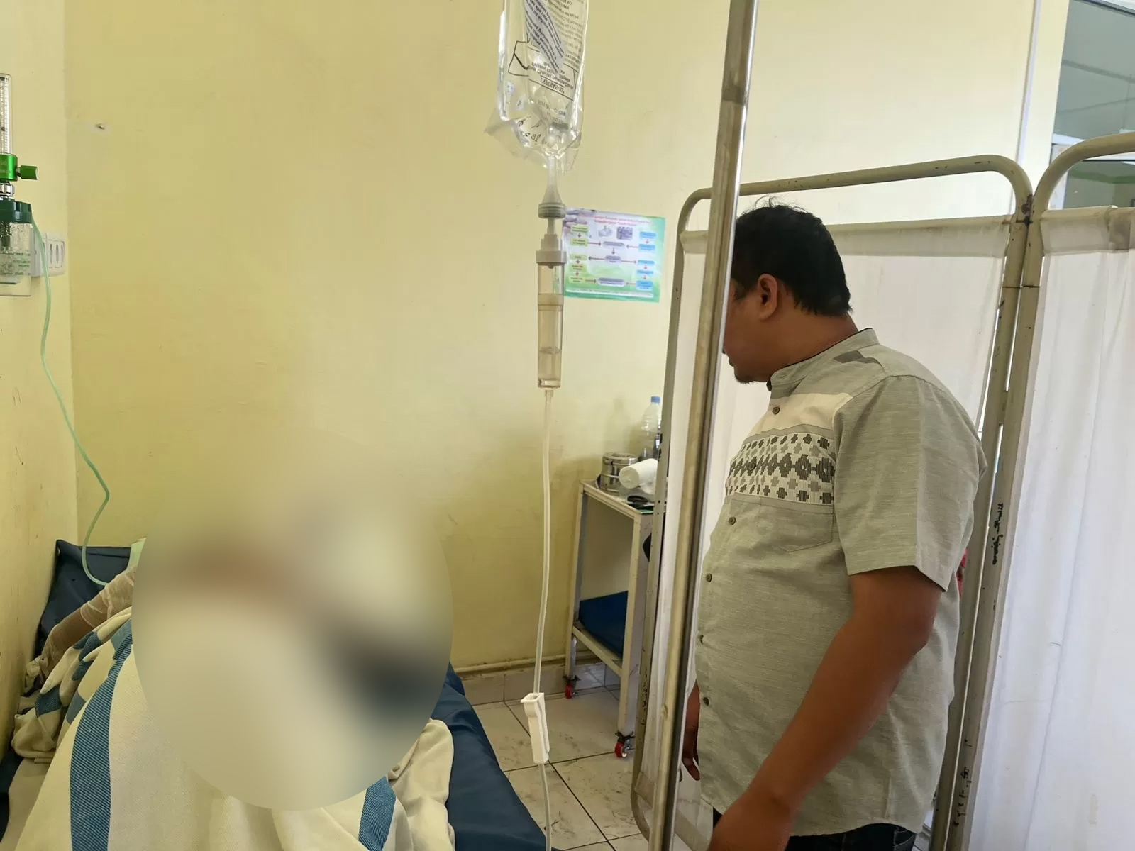 Satu dari dua korban mobil terbakar terbaring lemah di ruang IGD RSUD Puri Husada Tembilahan, Jumat (12/9/2025).