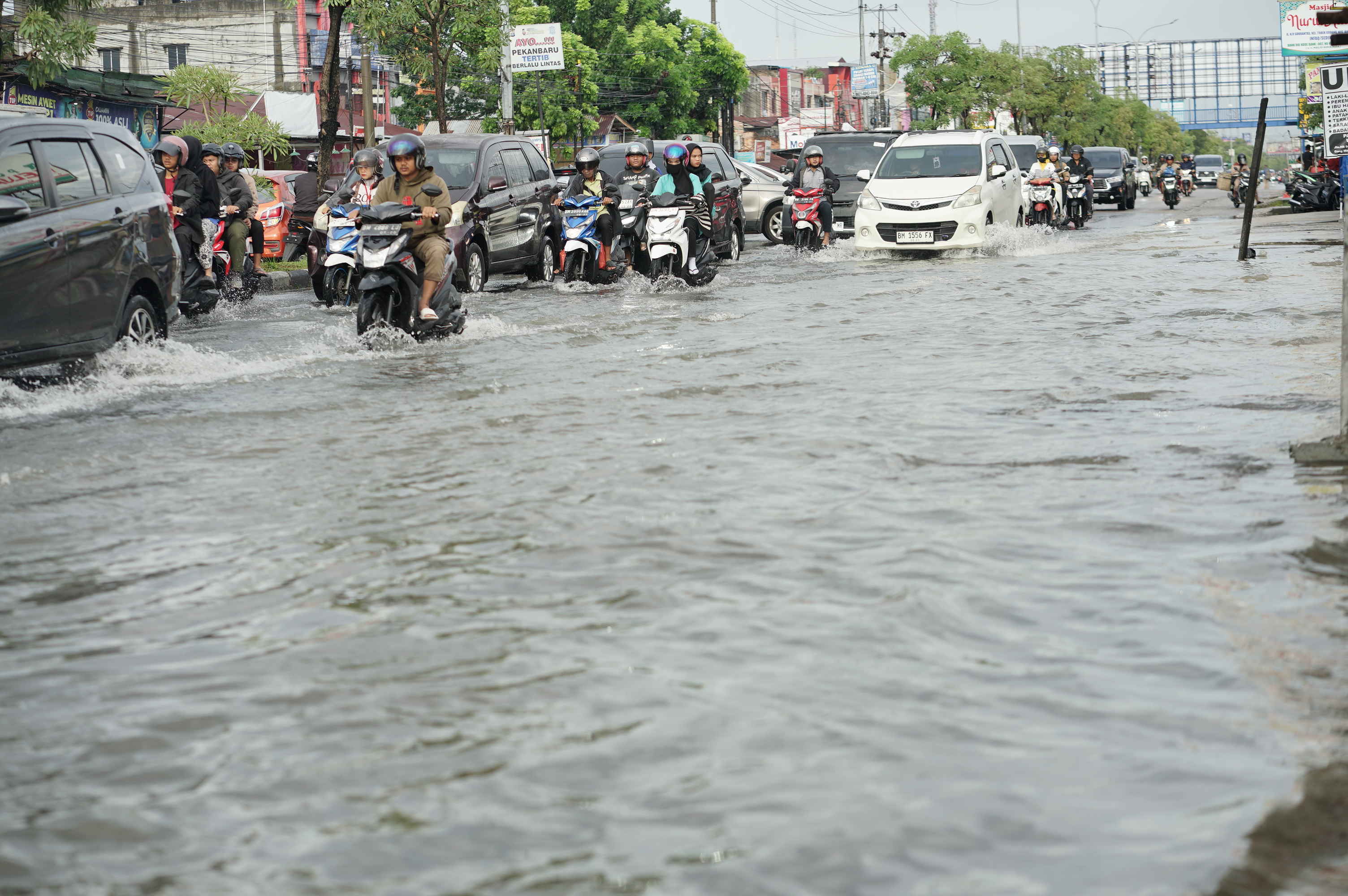Kondisi genangan air yang terjadi di Jalan Soebrantas Panam Pekanbaru, Kamis (11/9/2025). Genangan air ini disebabkan hujan deras yang mengguyur kota Pekanbaru malam hingga dini hari.