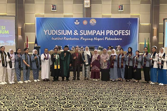 Kepala LLDikti Wilayah XVII Dr H Nopriadi SKM MKes (sembilan kiri), Rektor Ikes Payung Negeri Pekanbaru Dr Deswinda Skep Ns MKes (sembilan kanan), para dosen, mahasiswa beserta civitas akademika Ikes