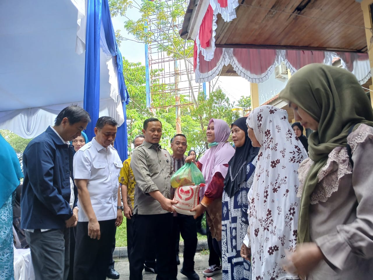 Wali Kota Pekanbaru Agung Nugroho menyalurkan bantuan pangan kepada 400 KK rawan pangan.