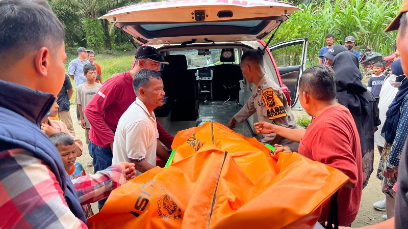 Pesonel Polsek Teluk Meranti bersama tim medis Puskesmas setempat melakukan evakuasi jenazah KN, gadis yang ditemukan tak bernyawa dengan kondisi terikat tali di dalam kamar mess karyawan.