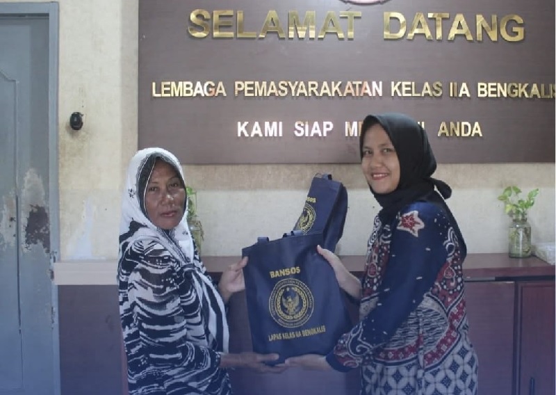 Pegawai Lapas Bengkalis turut menyerahkan bantuan sosial kepada warga sekitar Lapas di Desa Senggoro, Bengkalis, Jum