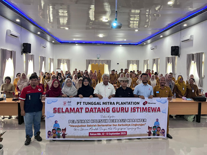 Manajemen PT TMP dan tim pengajar foto bersama guru-guru saat pelatihan sekolah peduli api di Training Centre Manggala PT TMP, Kecamatan Pujud, Kabupaten Rokan Hilir, Riau, Jumat (12/9/2025).
