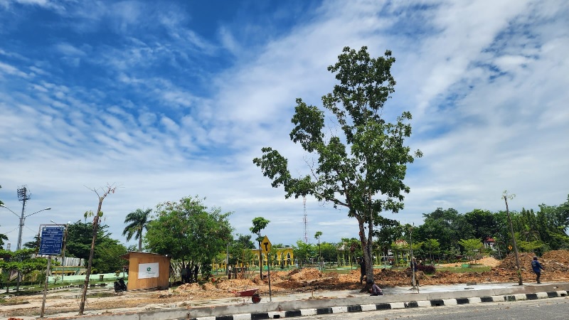 Penataan Taman Kota Bangkinang yang menelan anggaran sekitar Rp3,8 miliar mulai dikerjakan, Jumat (12/8/2025).