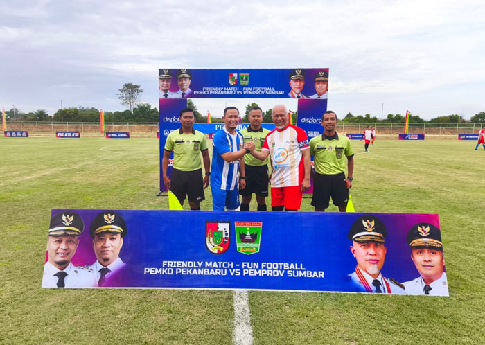 Tim Pemko Pekanbaru dipimpin Wako Agung Nugroho dan Pemprov Sumbar Dipimpin Gubernur Mahyeldi Ansharullah saat pertandingan persahabatan peresmian Stadion Gelora Hang Tuah di Jalan Palembang Kulim