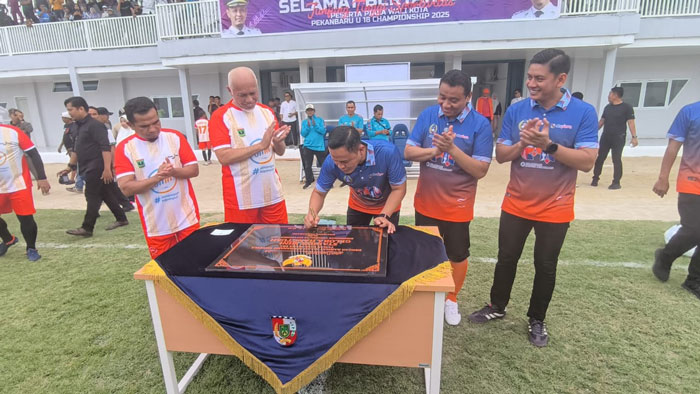 Wako Pekanbaru Agung Nugroho menandatangani prasasti peresmian Stadion Gelora Hang Tuah di Jalan Palembang Kecamatan Kulim, Jumat (12/9/2025).
