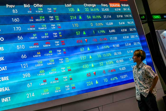 Seorang pengunjung memantau pergerakan Indeks Harga Saham Gabungan di Gedung Bursa Efek Indonesia, Jakarta, baru-baru ini. IHSG ditutup menguat pada akhir perdagangan, Jumat (12/9/2025).