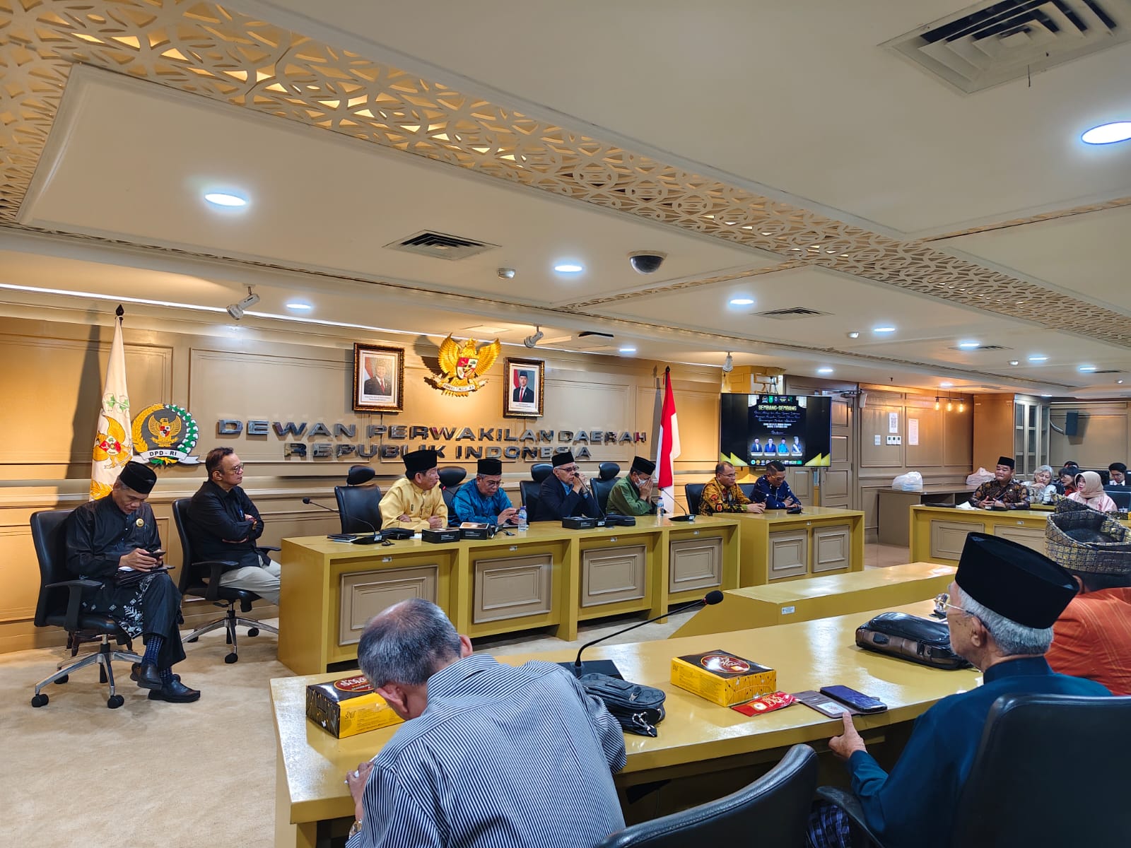 Suasana pertemuan anggota DPD dan DPR RI Daerah Pemilihan Riau dengan Badan Pekerja Perwujudan Daerah Istimewa Riau bersama Lembaga Adat Melayu Riau di Gedung DPD RI, Jakarta, Kamis (11/9/2025).