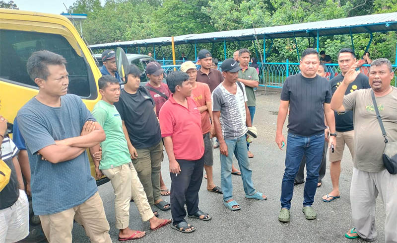 Sopir truk menggelar aksi protes dengan memblokade pintu masuk dermaga Roro, karena sudah terlalu lama mengantre,  Sabtu (13/9/2025).
