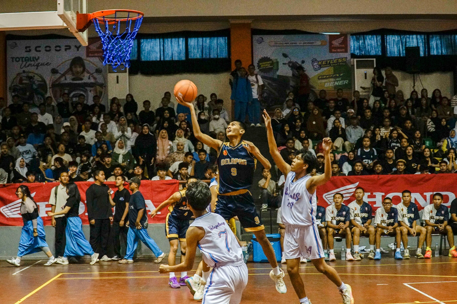 Laga semifinal Riau Pos HSBL 2025 Pekanbaru Series, SMAN 8 Pekanbaru (biru) vs SMA Santa Maria (putih) di GOR Tribuana Pekanbaru, Jumat (12/9/2025). SMAN 8 Pekanbaru lolos ke final.