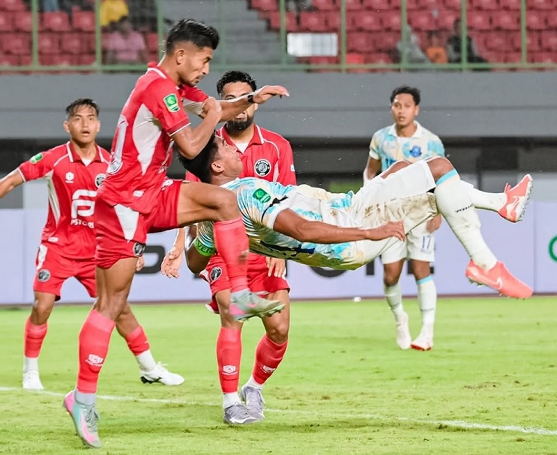 Pemain PSPS Pekanbaru (putih) saat berduel dengan pemain FC Bekasi City pada laga perdana Liga 2 musim 2025-2026.