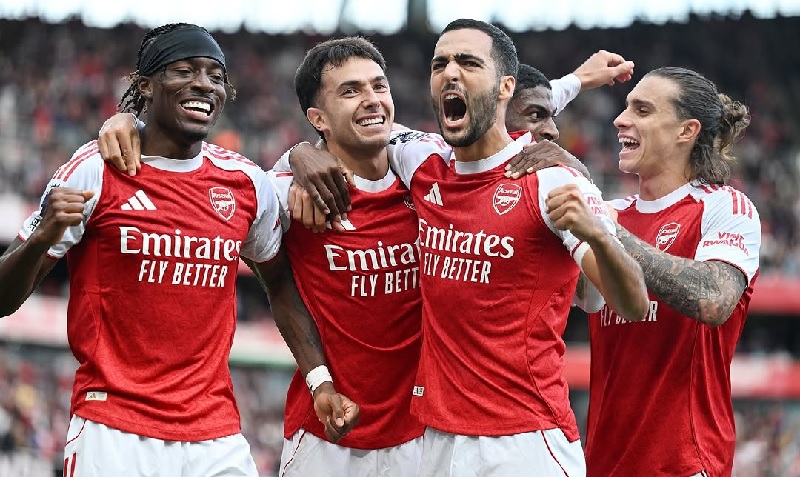 Pemain Arsenal merayakan gol yang dicetak gelandang asal Spanyol Martin Zubimendi saAt mengalahkan NottIngham Forest 3-0 dalan lanjutan Liga Premier Inggris.
