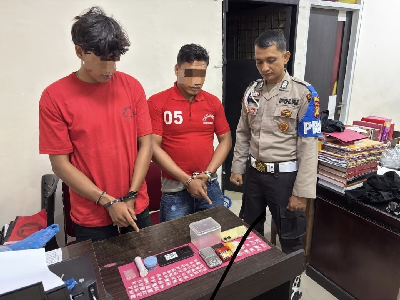 Dua bandar narkoba yang ditetapkan sebagai tersangka berinisial DM (33) dan SR (19) ditahan di Sel Mapolres Rohul, Sabtu (13/9/2025).