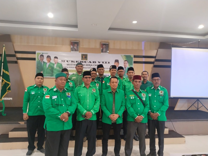 Ketua DPC PPP Rohil Perwedissuito didampingi sejumlah pengurus usai pembukaan mukercab VIII PPP Rohil di Bagansiapiapi, Sabtu (13/9/2025).