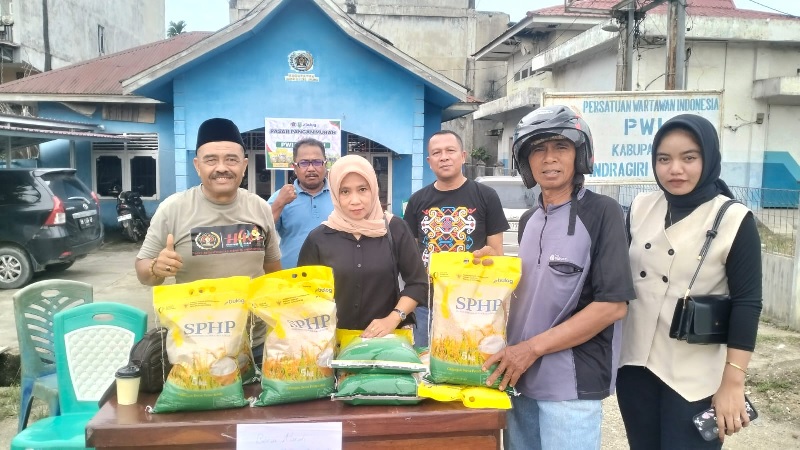 Pengurus PWI Kabupaten Inhu menggelar pasar pangan murah jenis beras SPHP, Sabtu (13/9/2025)