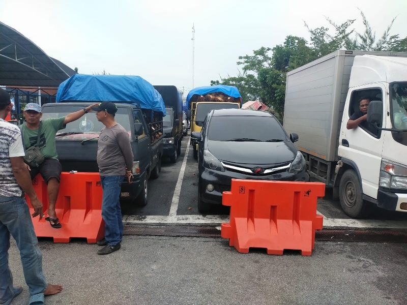Mobil antrean di jalur tunggu dermaga Ro-Ro Air Putih Bengkalis yang berlangsung puluhan jam membuat aksi protes para sopir truk, Sabtu (13/9/2025).
