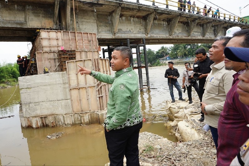 Gubri Abdul Wahid saat meninjau kondisi perbaikan Jembatan Sungai Rokan di Kabupaten Rokan Hulu, Sabtu (13/9/2025).