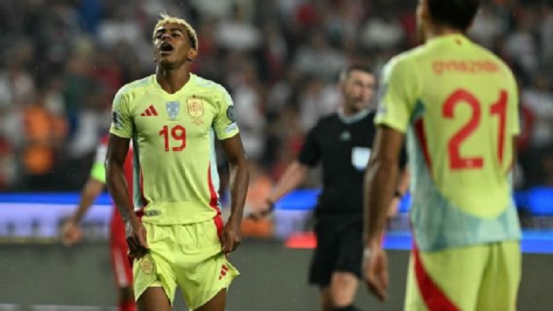 Hansi Flick mengatakan Lamine Yamal tidak dapat berlatih di antara pertandingan-pertandingan terakhir Spanyol karena cedera.
