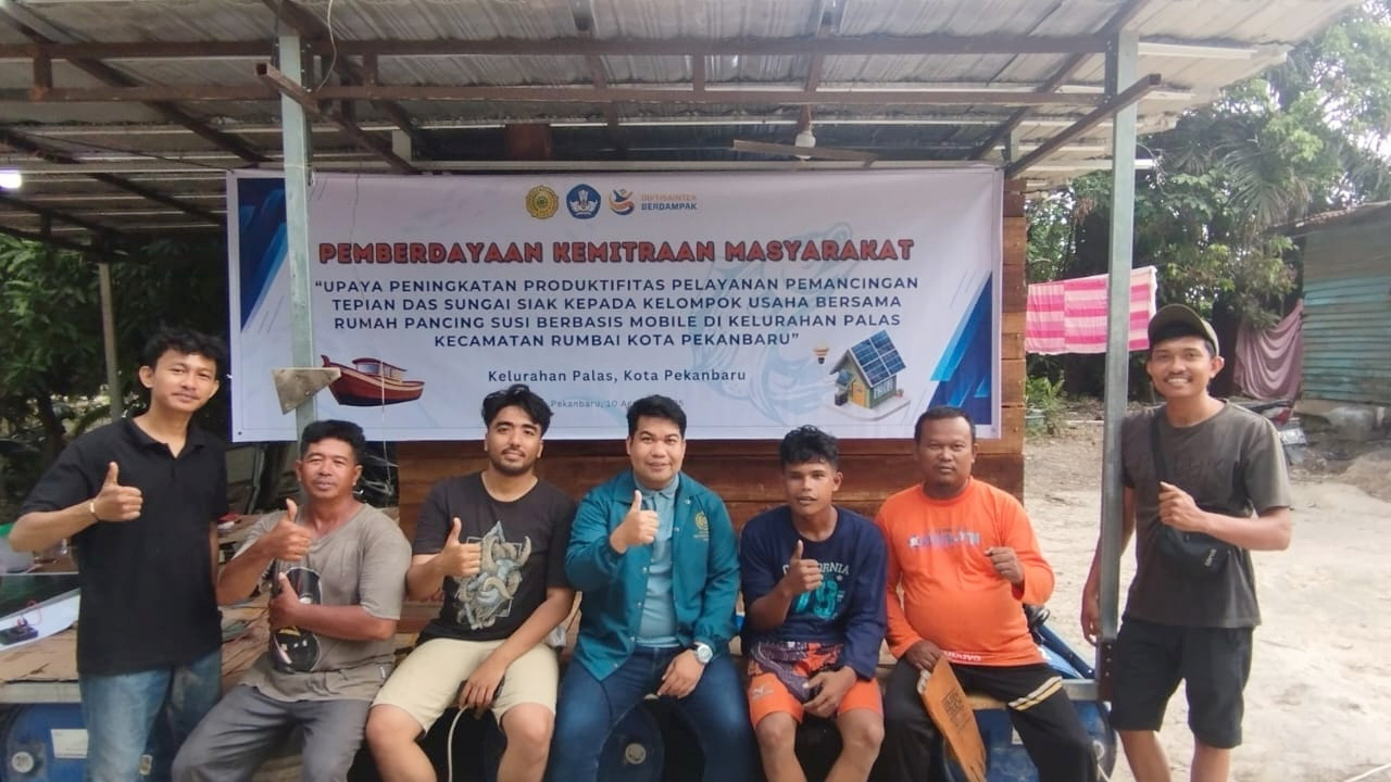 Tim PKM Umri foto bersama dengan mitra Kelompok Nelayan Usaha Bersama Palas yang diberdayakan dengan kegiatan pemancingan rumah apung,