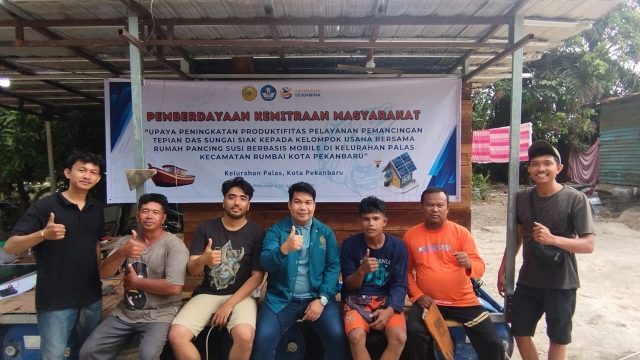 Tim PKM Umri foto bersama dengan mitra Kelompok Nelayan Usaha Bersama Palas yang diberdayakan dengan kegiatan pemancingan rumah apung, beberapa waktu lalu.