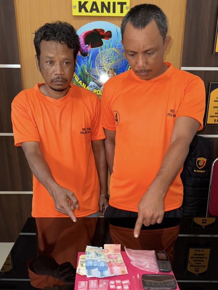 Tersangka kasus narkoba diamankan dengan sejumlah barang bukti di Mapolsek Pujud, Rokan Hilir.