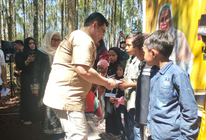 Mantan Pj Bupati Bengkalis Syahrial Abdi mendampingi tokoh perempuan nasional Bunda Hj Indah serahkan santunan anak yatim di Pusat Pengembangan Budidaya Bibit Pohon Geronggang Air Putih, Ahad (14/9)