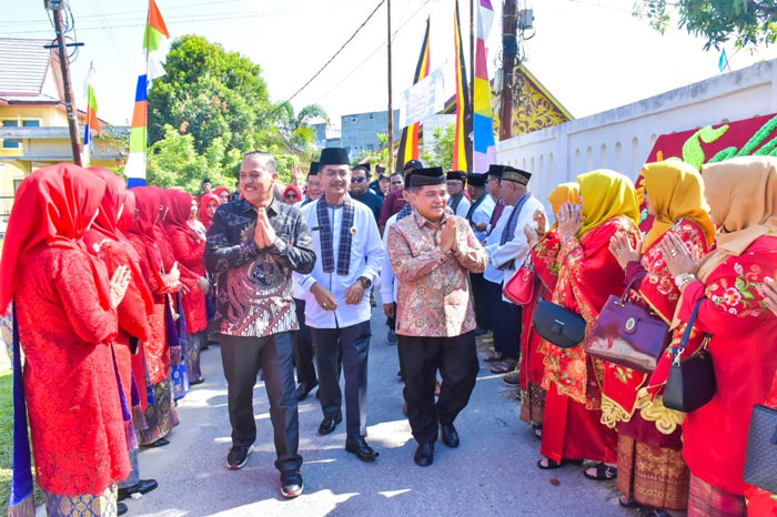 Kedatangan Bupati Agam disambut meriah dan arak-arakan serta Tambua Tansa menuju ke lokasi kegiatan di Jalan Harapan Raya, Kelurahan Air Jamban Kecamatan Mandau, Ahad (14/9/2025).