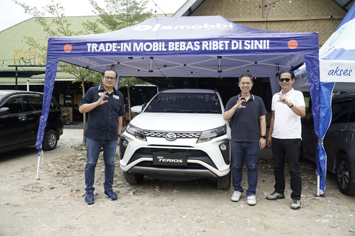 Jajaran PT Astra Daihatsu Cabang Pekanbaru foto bersama di sela kegiatan Trade In Festival yang digelar di Wareh Kopi, Jalan Arifin Achmad, Pekanbaru, Sabtu (13/9/2025).