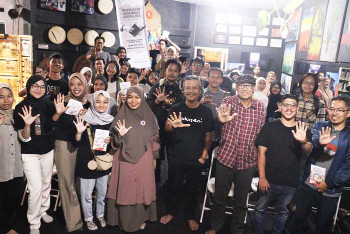 Kepala Suku Seni Marhalim Zaini, dua pembicara, Alvi Puspita dan Hary B Kori