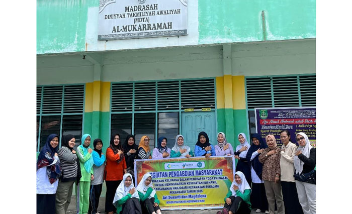 Ketua Pengabdian Masyarakat Dosen Poltekkes Kemenkes Riau Ari Susanti  SST., M.Keb (kanan) dan anggota Magdalena (4 kiri) foto bersama masyarakat di Kecamatan Sukajadi, Kamis (7/8/2025)