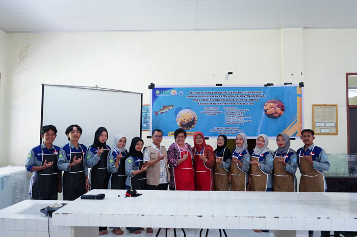 Ketua Pengabdian Masyarakat FPK dan FEB Unri Prof Dr Suparmi  (tengah) didampingi anggota Dr Sumarto (6 kiri) foto bersama mahasiswa saat pelatihan pengembangan teknologi, Jumat (12/9/2025).