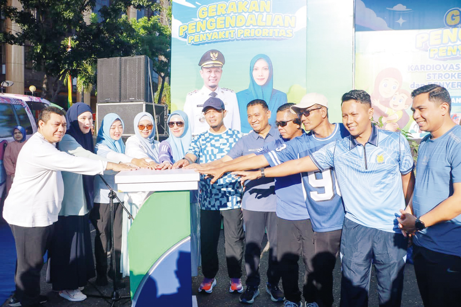 Wali Kota Pekanbaru Agung Nugroho didampingi Wakil Wali Kota Markarius Anwar, Penjabat Sekretaris Kota Zulhelmi Arifin, Ketua TP PKK Pekanbaru Sulastri Agung, Ketua I TP PKK Pekanbaru Sari Rahmawati, dan forkopimda menekan tombol saat peluncuran Gerakan P
