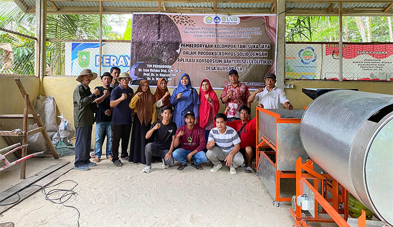 Kelompok Tani Suka Jaya foto berama dosen Agroteknologi Fakultas Pertanian Unri yang melakukan kegiatan Pengabdian Kemitraan Masyarakat di Desa Bungaraya Siak, belum lama ini.