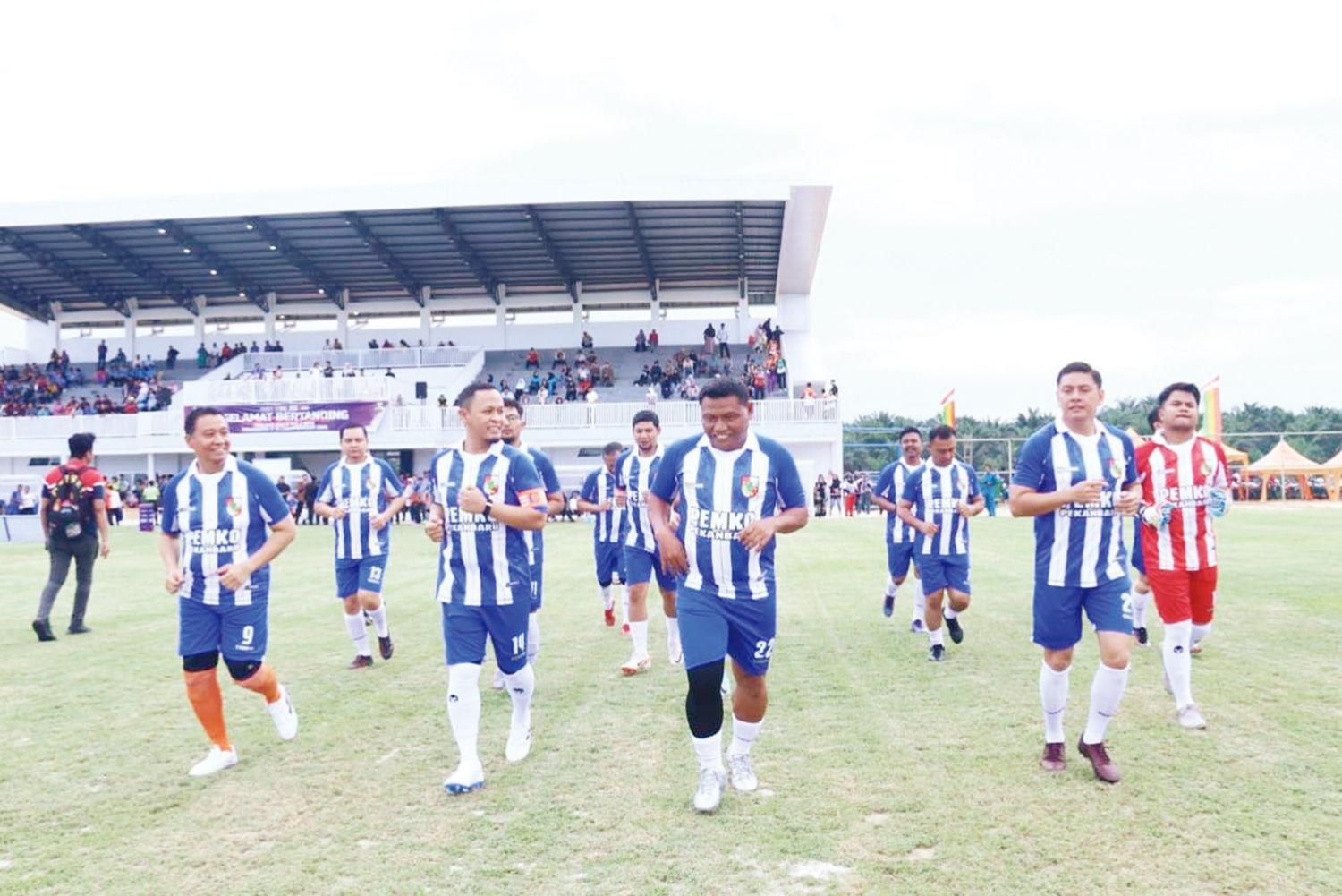 Tim Pemko Pekanbaru yang dipimpin Wako Agung Nugroho dan Wawako Markarius Anwar melakukan pemanasan jelang pertandingan persahabatan melawan Tim Pemprov Sumbar di Stadion Mini Gelora Hang Tuah, Pekanbaru, Jumat (12/9/2025).