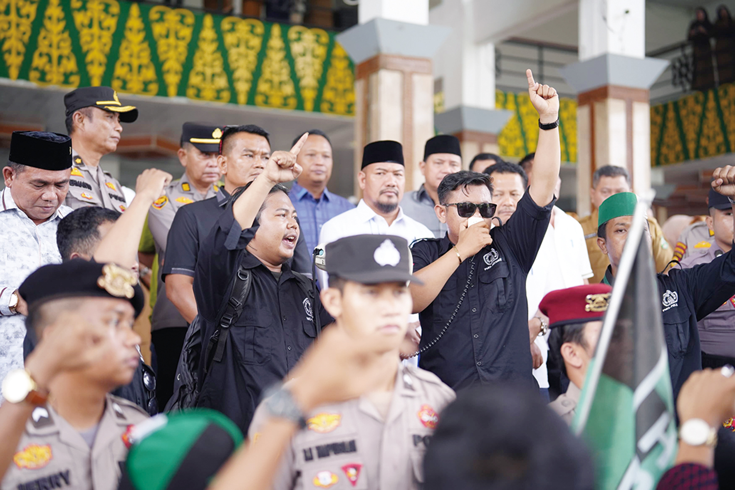 Mahasiswa yang tergabung dalam Aliansi Siak Bersuara melakukan orasi di hadapan anggota dan pimpinan DPRD di teras Ruang Paripurna Putri Kaca Mayang, Kantor DPRD Siak, Selasa (9/9/2025).