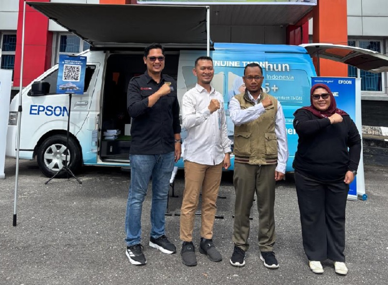 Yulia Aprida Sari, Senior Account Manager PT Epson Indonesia (kanan) didampingi warga SMK Kehutanan saat menggelar Stan mobil epson menampilkan berbagai produk teknologi dari Epson.