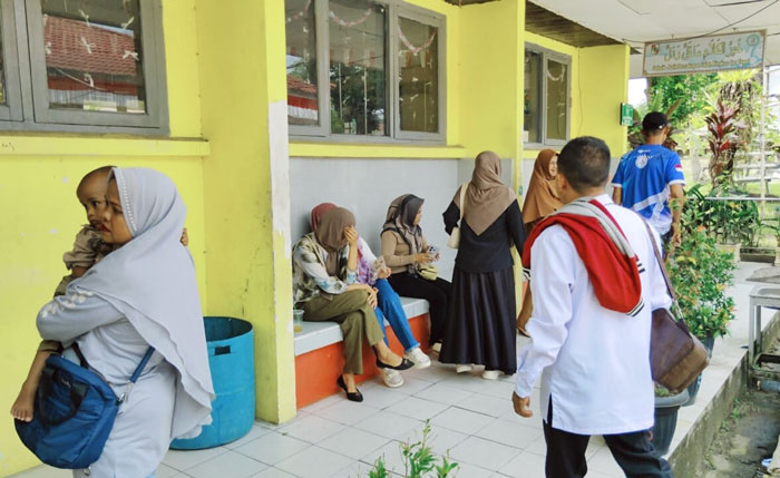 Sejumlah orang tua siswa mendatangi SMP Negeri 13 Pekanbaru Senin (15/9/2025).