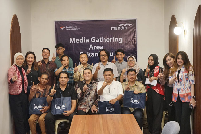 Area Head Bank Mandiri Area Pekanbaru Rindra Setyawan (duduk tengah) bersama jajaran foto bersama Direktur Riau Pos Firman Agus (6 kanan) dan rekan media saat kegiatan Media Gathering Area Pekanbaru