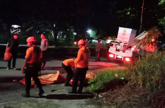 Seorang pekerja ditemukan tewas terjebak di dalam sebuah neon box reklame setelah sebelumnya memperbaiki instalasi lampu di Jalan Soekarno Hatta, Kota Pekanbaru, Ahad (14/9/2025) malam.