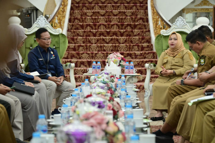 Kepala BPS Bengkalis bersama Bupati Kasmarni saling mendukung pengelolaan satu data daerah sebagai dasar perencanaan pembangunan di wisma daerah Bengkalis, Senin (15/9/2025).