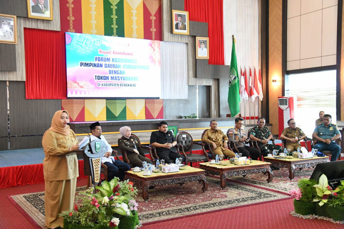 Bupati Bengkalis Kasmarni menyampaikan arahan dalam Rakor bersama Forkopimda dan tokoh masyarakat, di Aula Dang Merdu, lantai IV Kantor Bupati Bengkalis, Senin (15/9/2025).