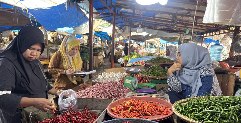Tim Disperindag Inhu saat melakukan pemantauan harga di Pasar Rakyat Kota Rengat, Senin (15/9/2025).