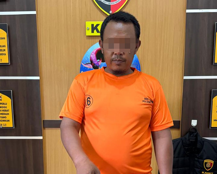 Tersangka Kopeng bersama barang bukti narkoba saat diamankan di Mapolsek Pujud.