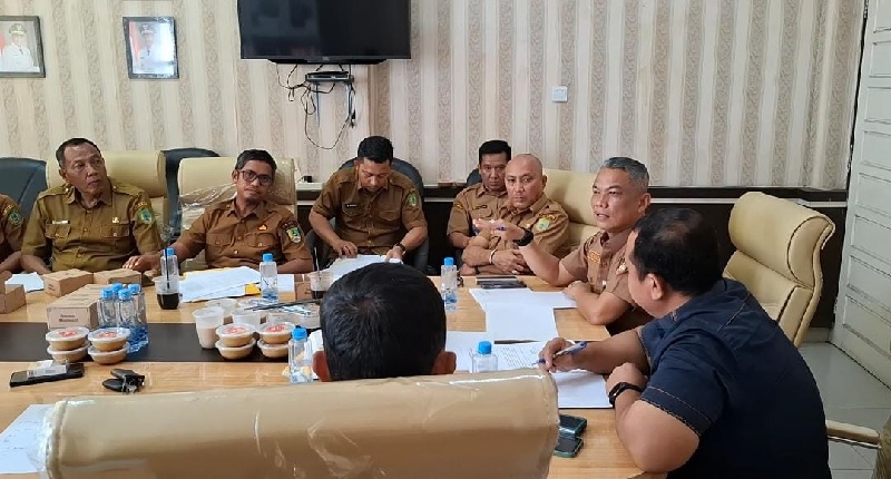 Kadis PUPR Rohil Khoirul Fahmi menyampaikan penjelasan terkait progress kegiatan di OPD yang dipimpinnya pada saat RDP dengan Komisi C DPRD Rohil di Bagansiapiapi, Senin (15/9/2025).